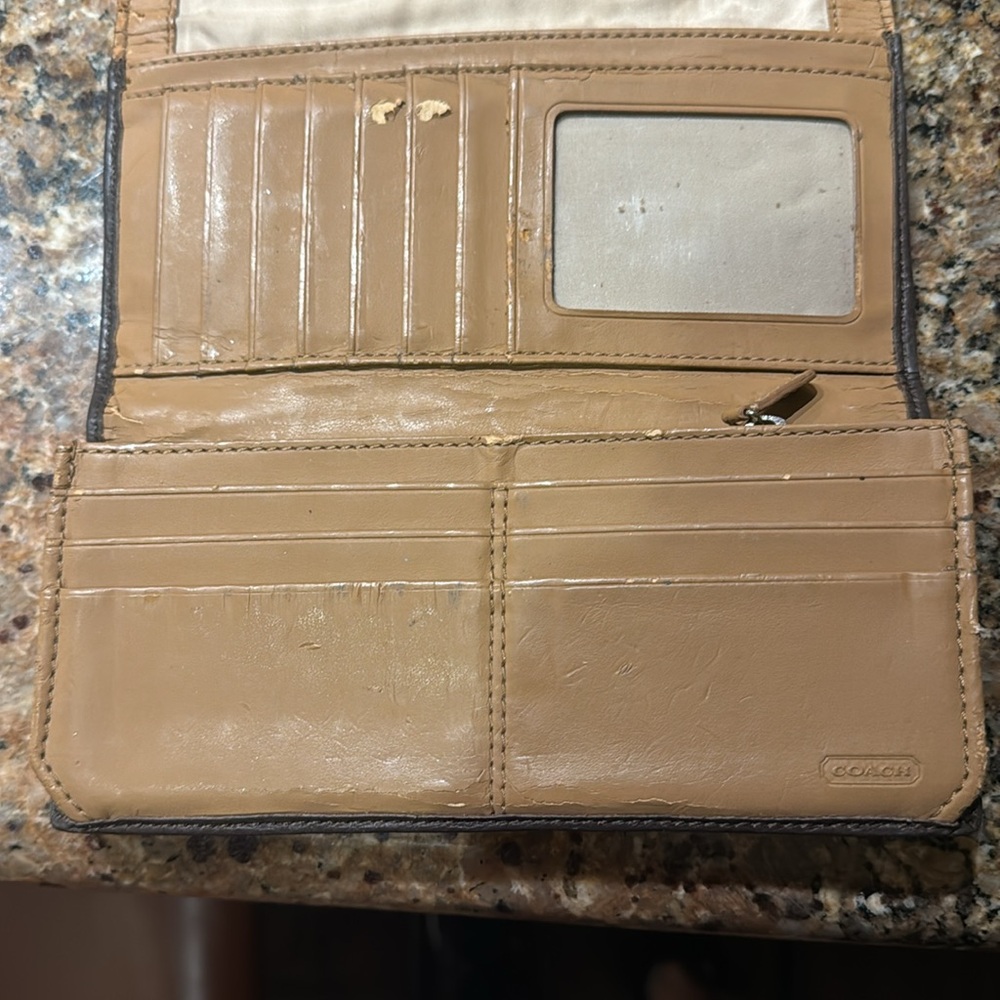 Coach Wallet. - Picture 3 of 5